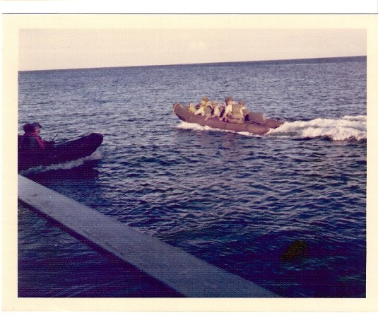 Oefening met mariniers, vermoedelijk bij Aruba. Oefening met mariniers, vermoedelijk bij Aruba.